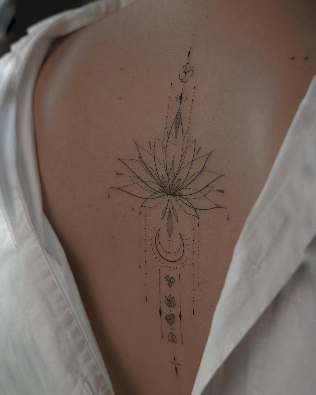 Delicado tattoo unalome de flor de loto en la espalda