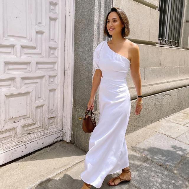 Tamara Falcó luce el vestido blanco que todas deberíamos tener el armario por ser suelto y femenino