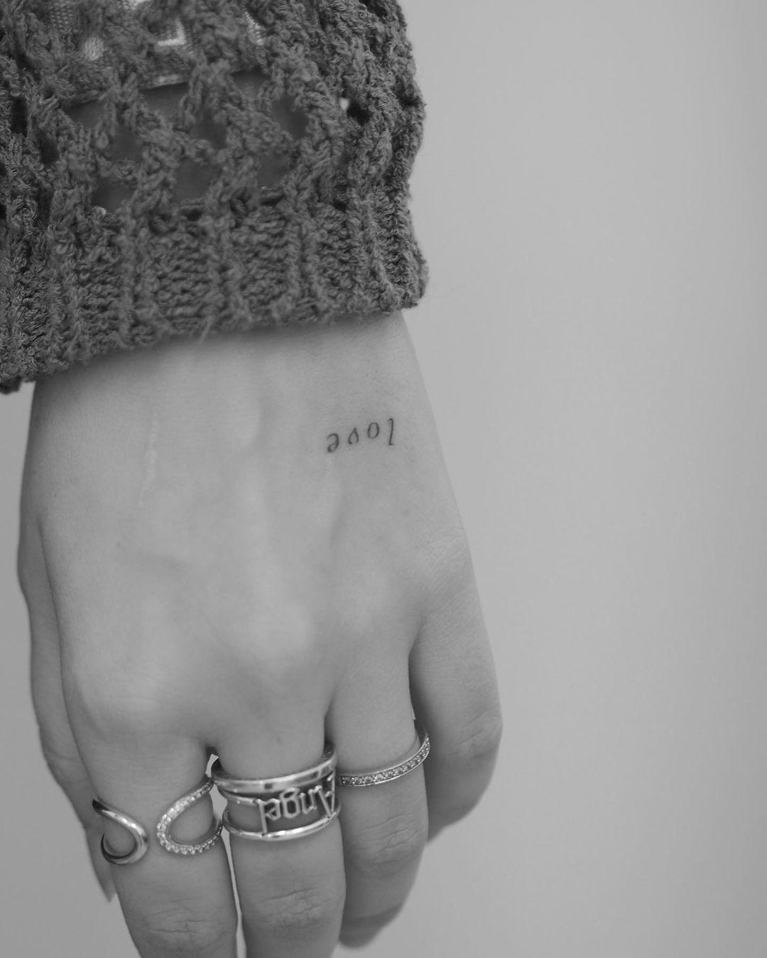 Tatuaje de palabra en la mano