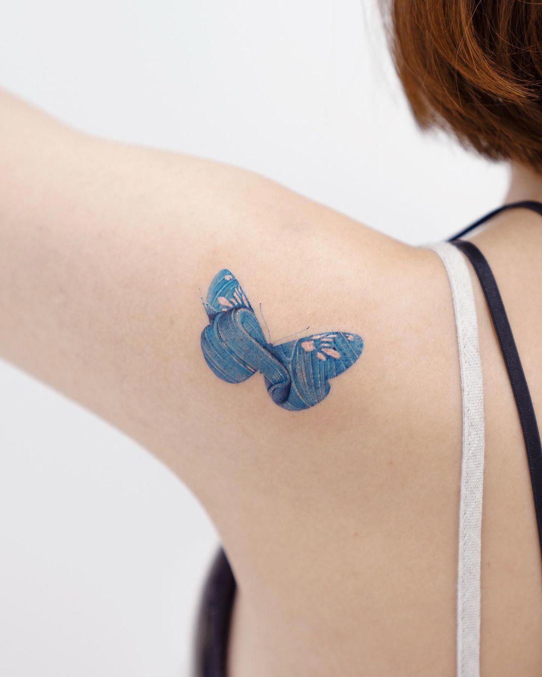 Tattoo de silueta de mariposa en color