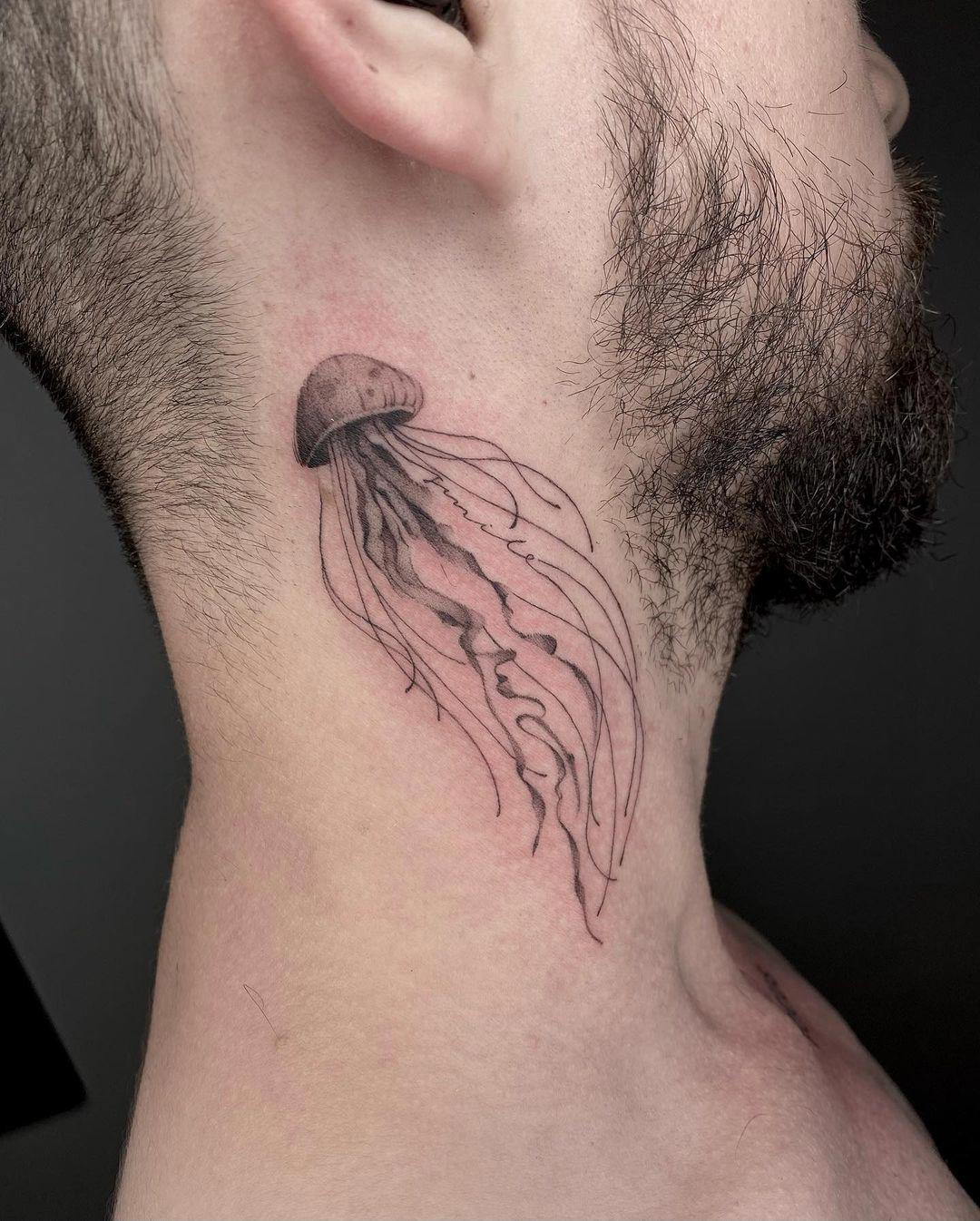 Medusa y palabra tatuadas en el cuello
