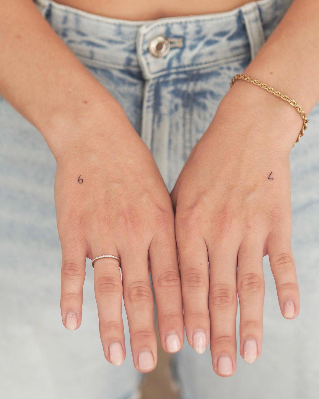 Un número tatuado en cada mano