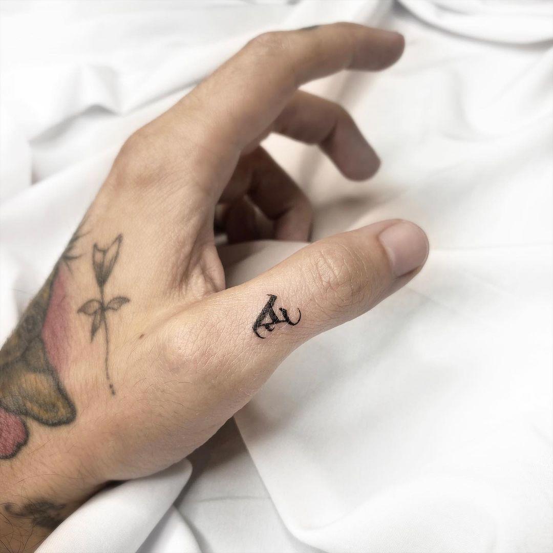 Letra A tatuada en la mano