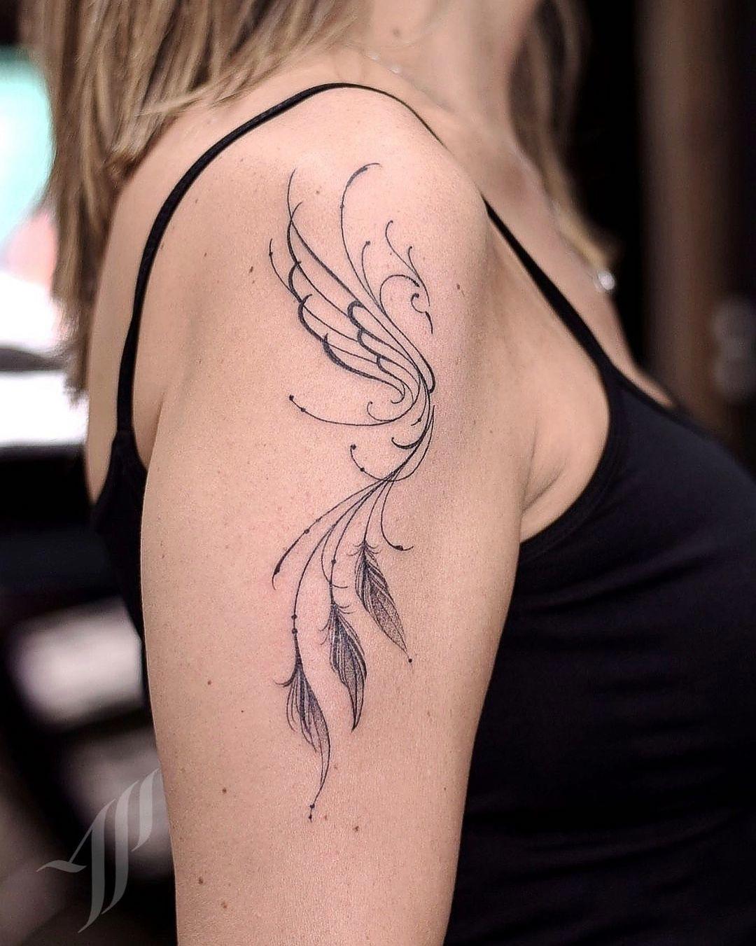 Tatuaje de ave fénix en brazo y hombro