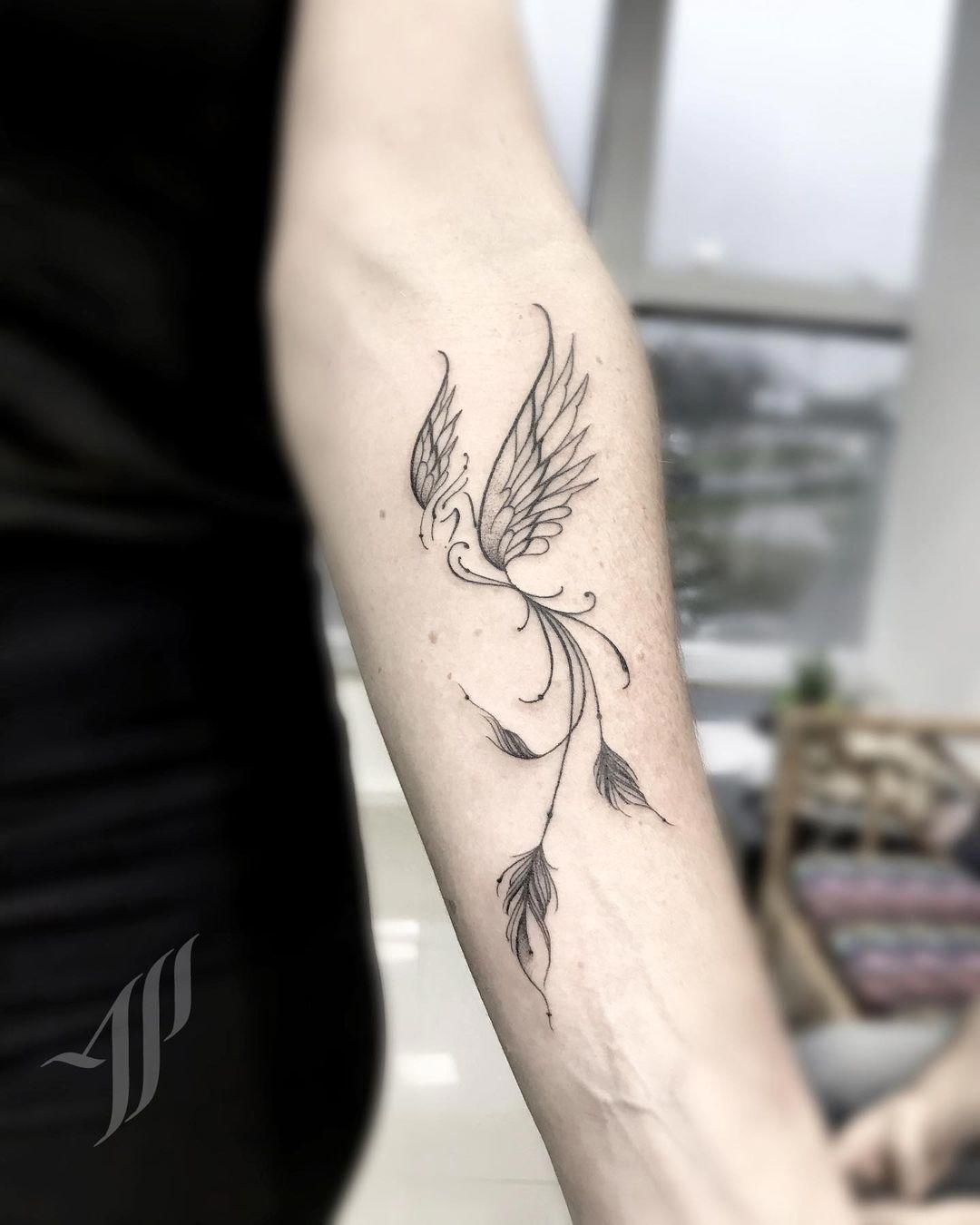 Tatuaje de ave fénix en el antebrazo
