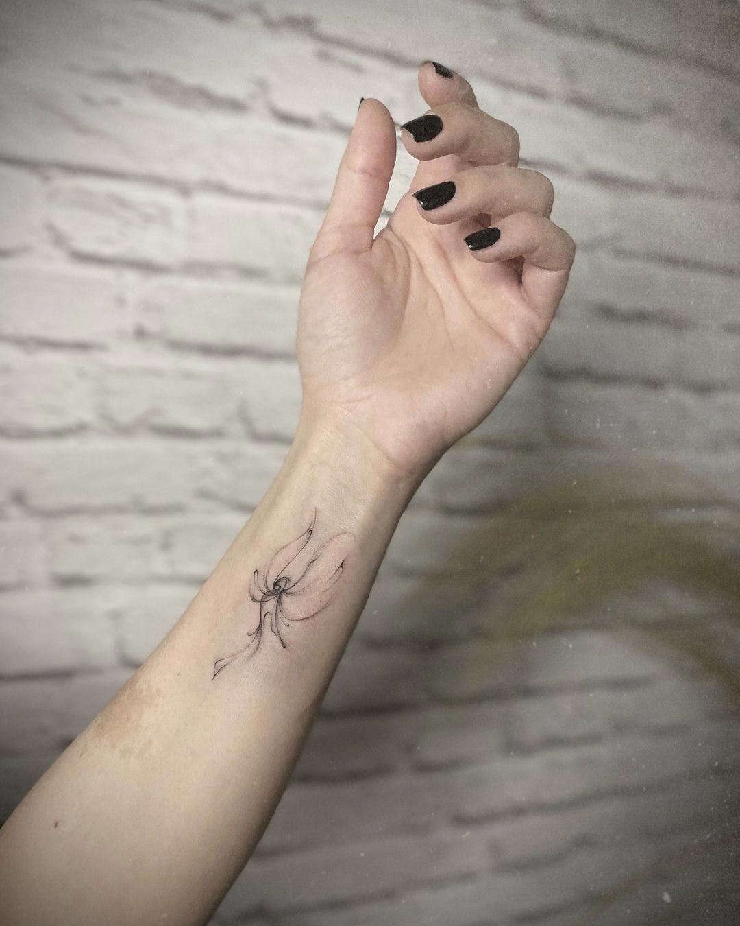 Tattoo abstracto del ave fénix en antebrazo