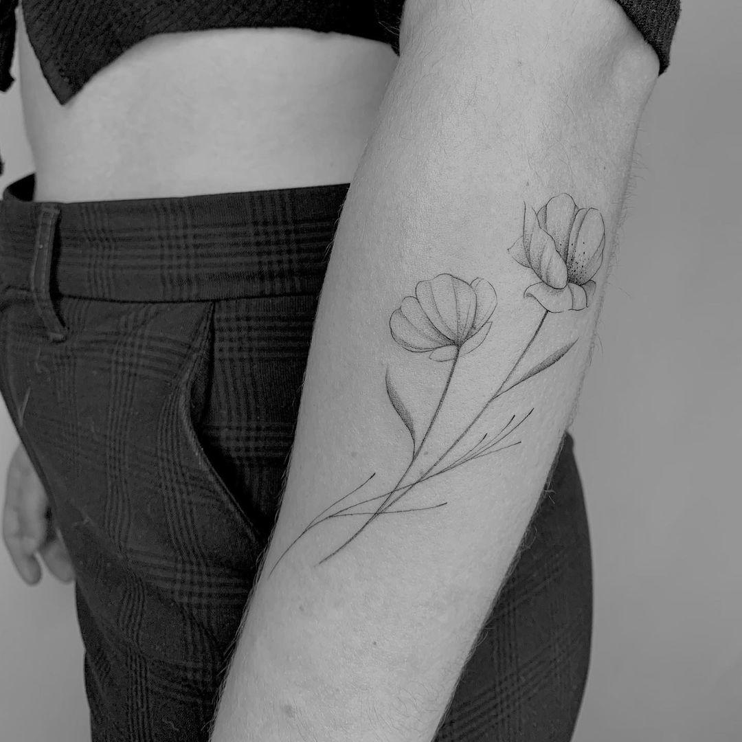 Tattoo ‘fine line’ de flores grandes