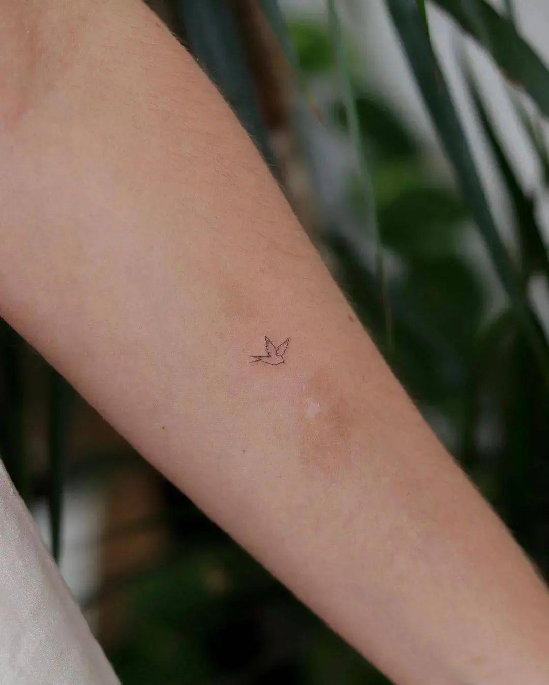 El tatuaje de un pájaro minúsculo