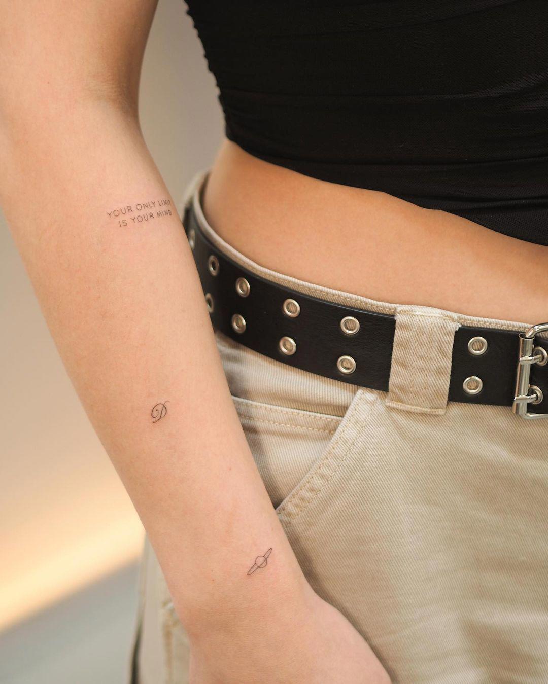 Combinación de tattoos pequeños en el antebrazo