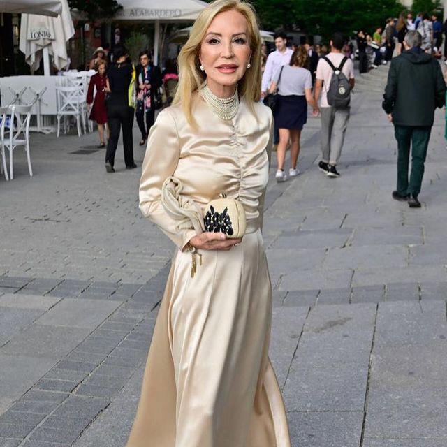 Las mujeres 50+ van a querer copiar a Carmen Lomana con el vestido cut out de efecto tipazo más elegante
