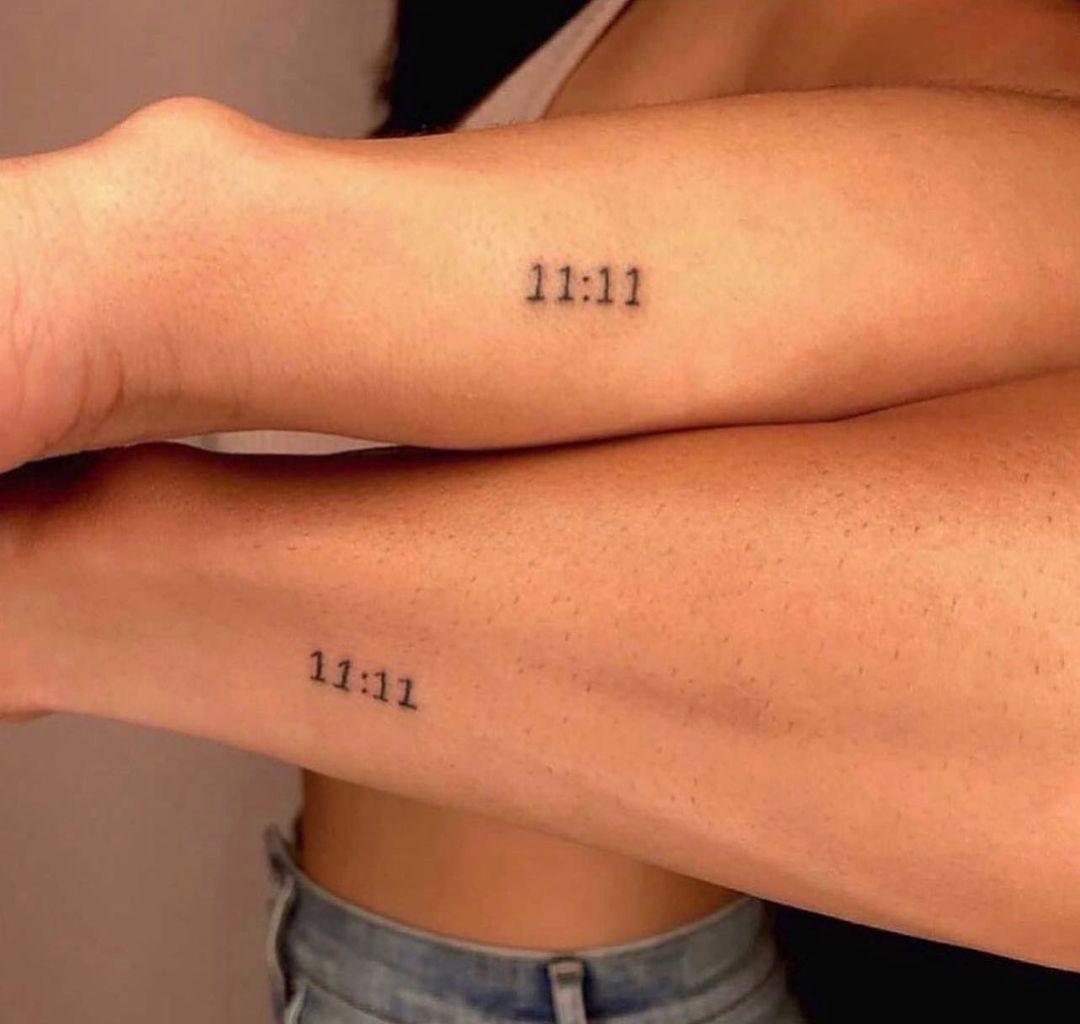 Un tattoo con la hora 11:11