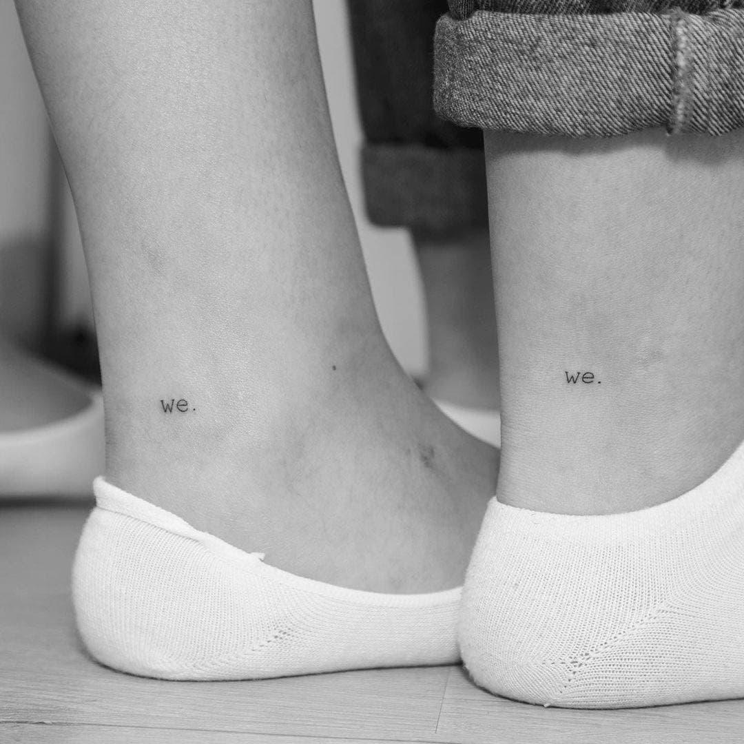 La palabra ‘we’ tatuada en el tobillo
