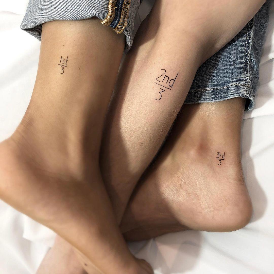 Tatuaje de una fracción en la pierna