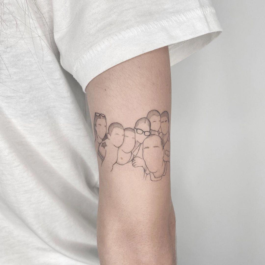 Tatuaje de retrato de familia al completo en el brazo