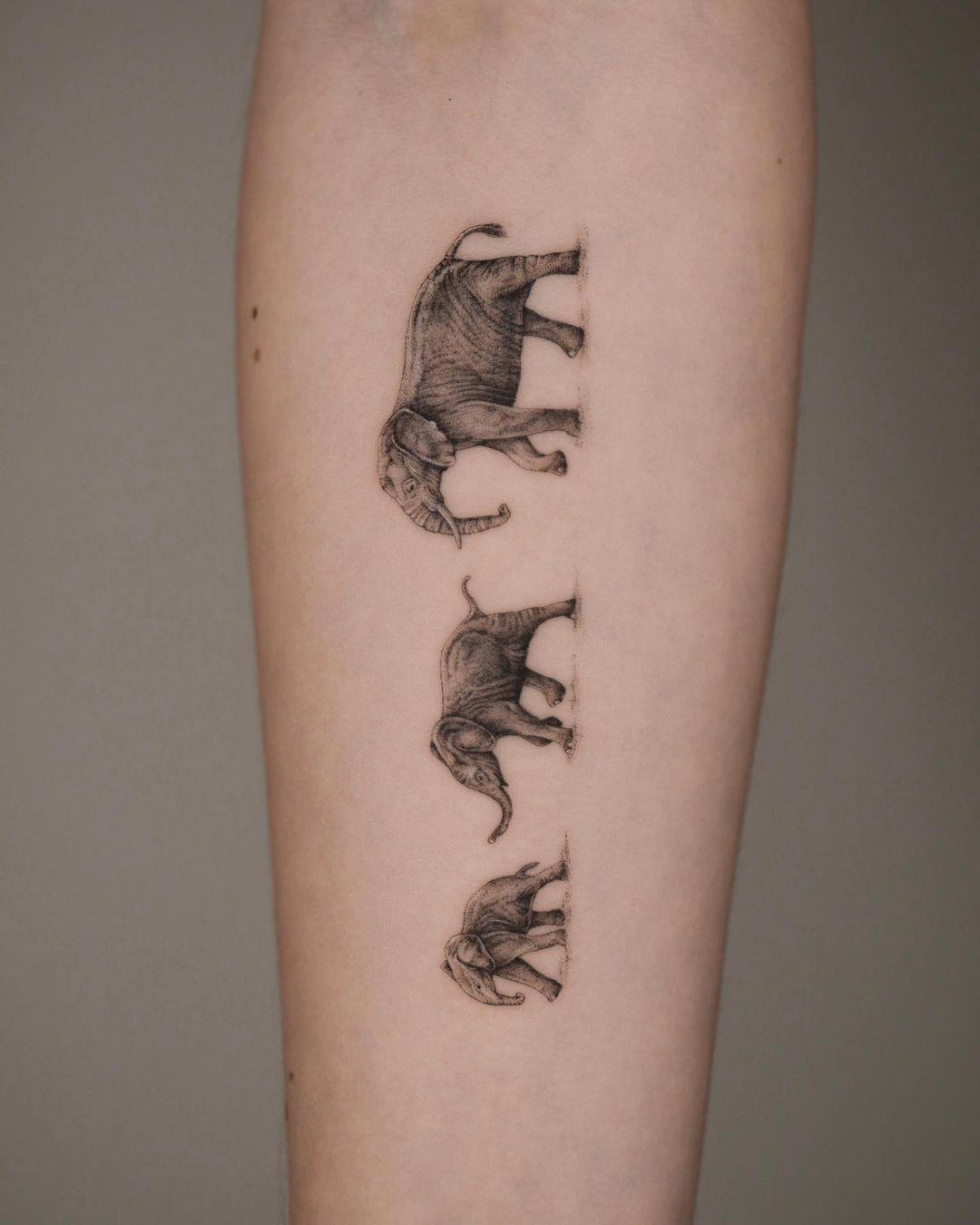 Tatuaje de elefantes en el antebrazo representando la familia