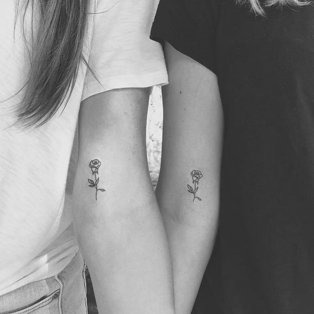 Tatuaje a dúo de una rosa en el brazo