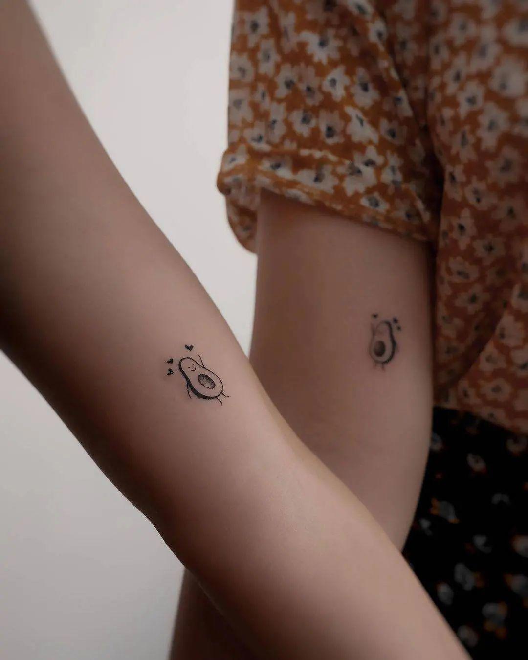 Tatuaje de aguacate en el brazo