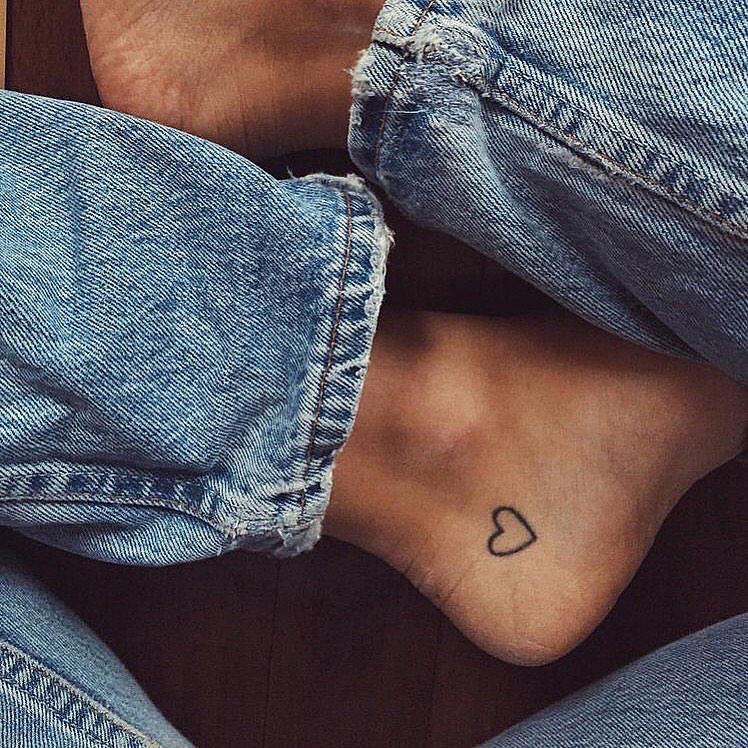 La silueta de un corazón tatuada en el talón