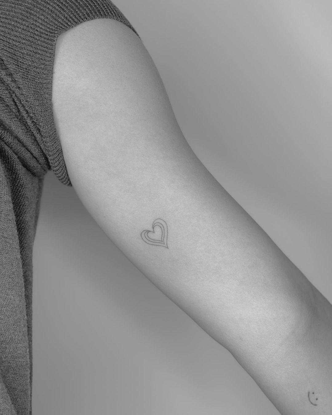 Tatuaje de corazón en el brazo