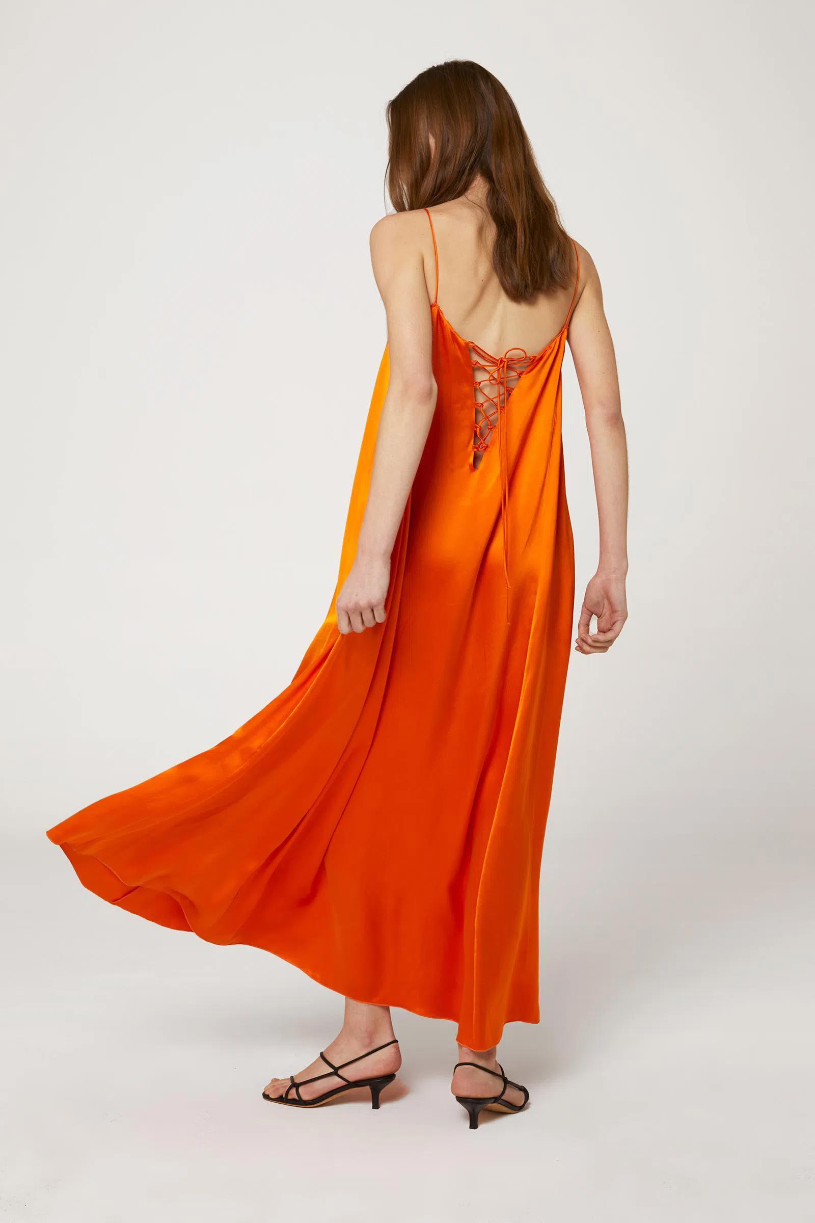 Vestido naranja de satén