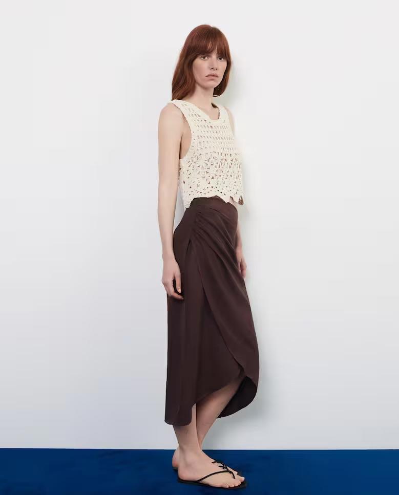 Falda midi de color marrón drapeada