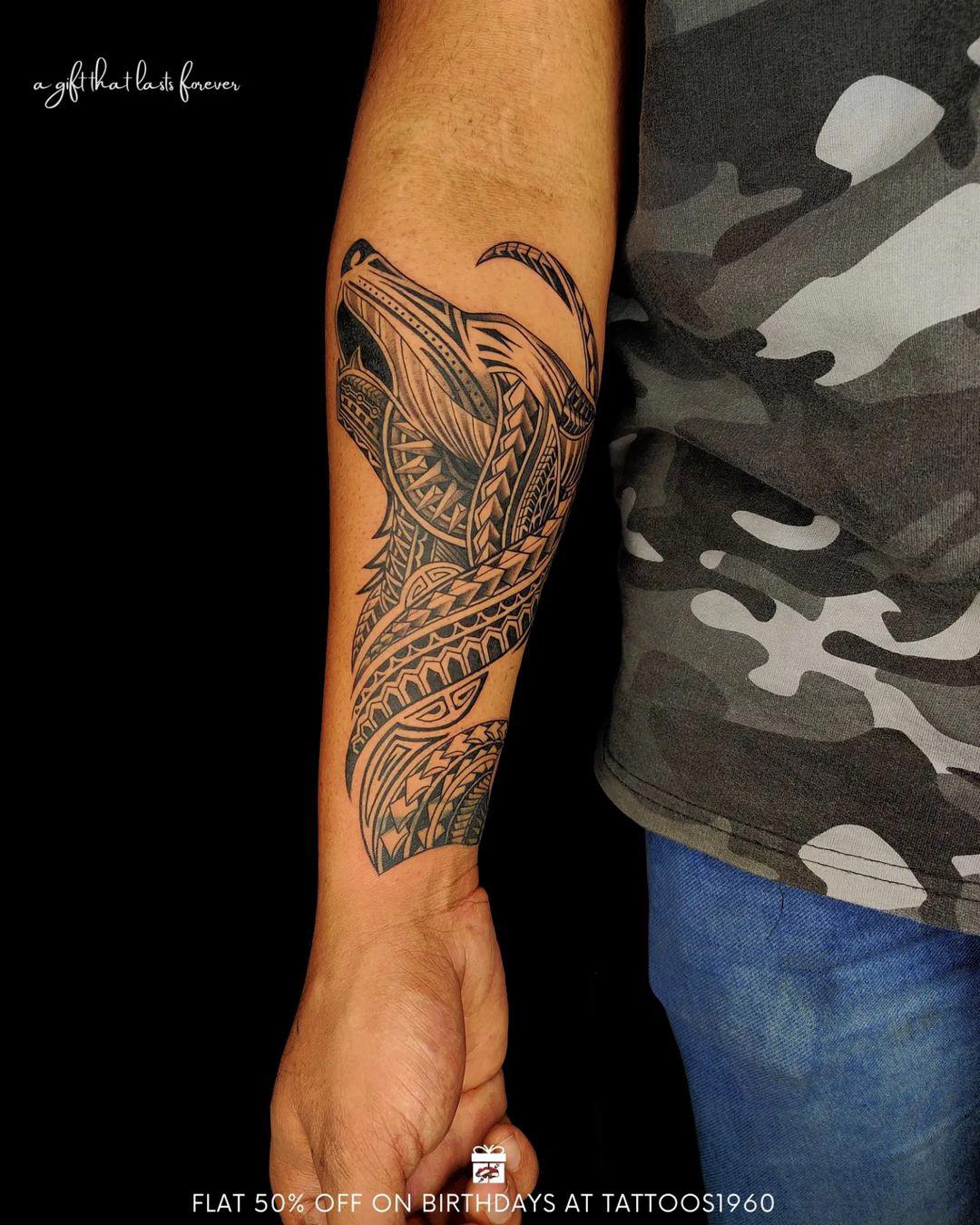 Tatuaje maorí de lobo en el antebrazo