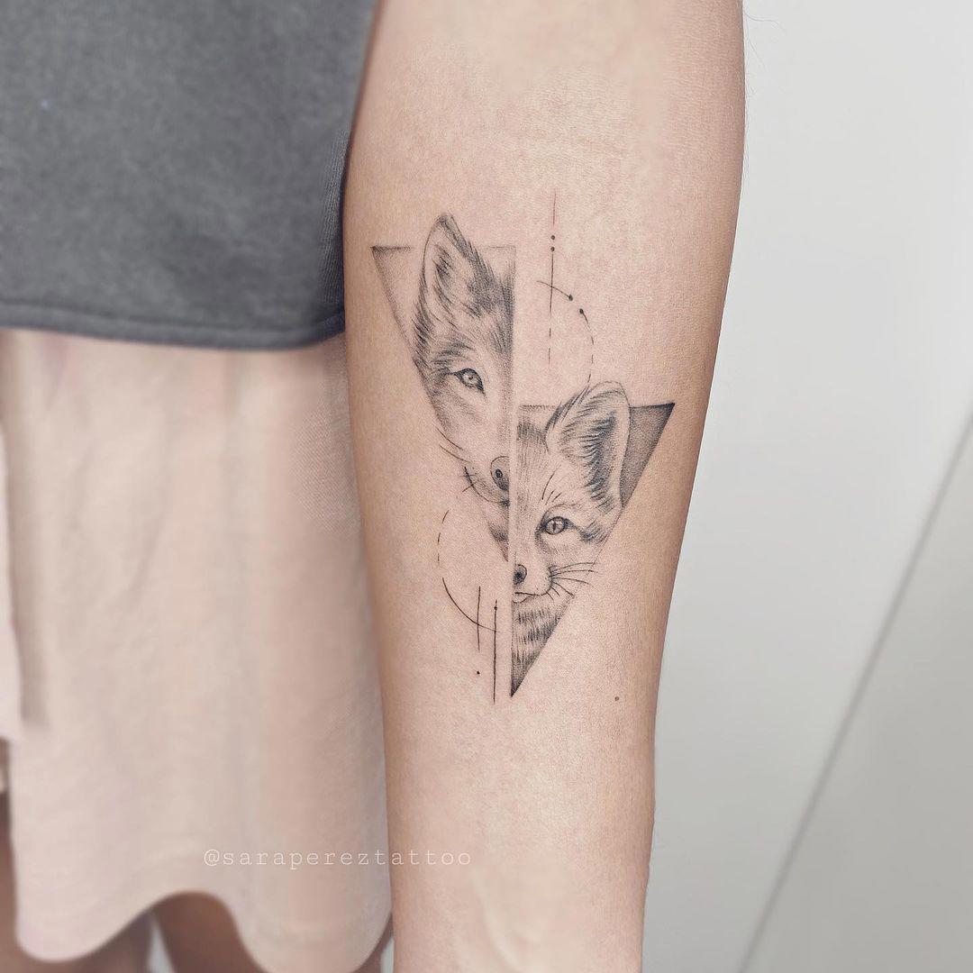 Tatuaje de lobo y su cachorro en el antebrazo