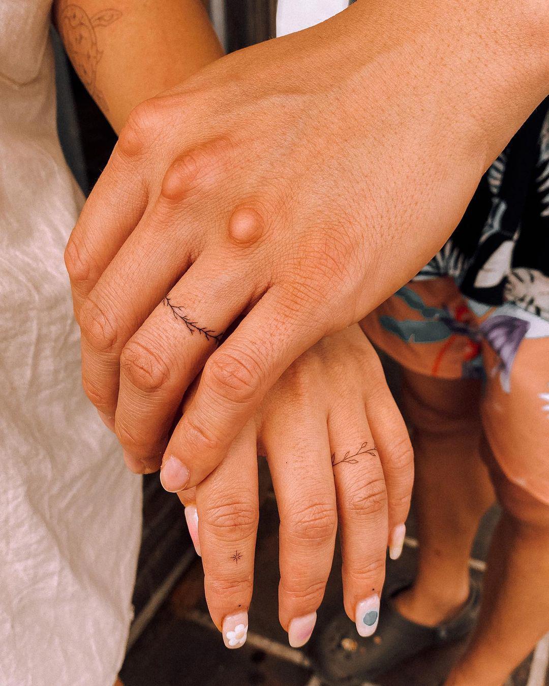 Tatuajes de alianzas de inspiración natural en los dedos