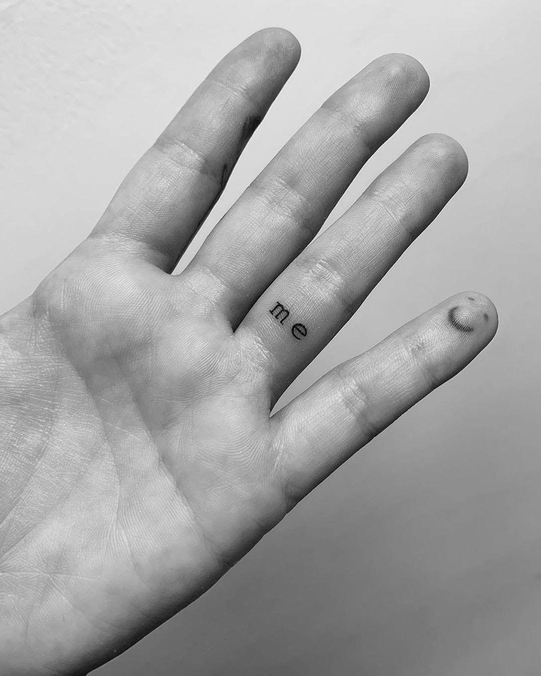 La palabra ‘me’ tatuada en la cara interna del dedo