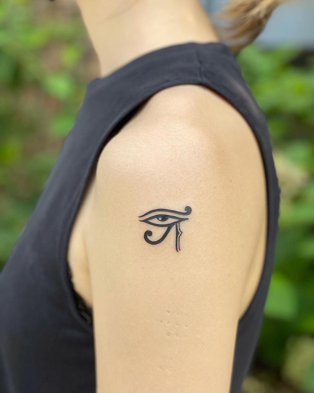 Tatuaje de ojo de Horus en el brazo