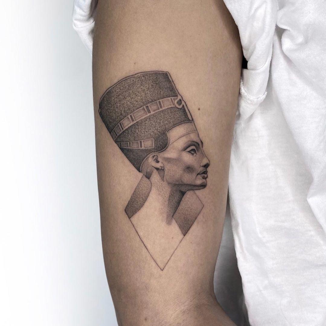 tatuaje egipcio nefertiti