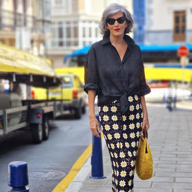 Falda midi de crochet + camisa de lino con manguita: el mix elegante que lleva Carmen Gimeno y que rejuvenece a los 60