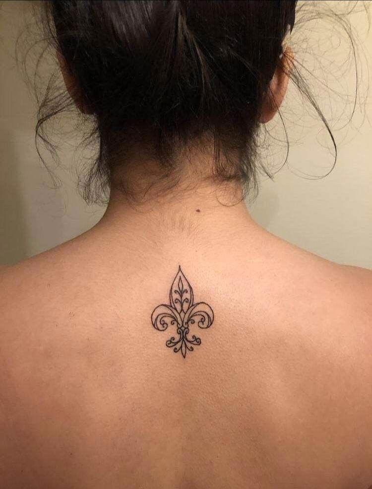 Tatuaje de flor de lis en la espalda