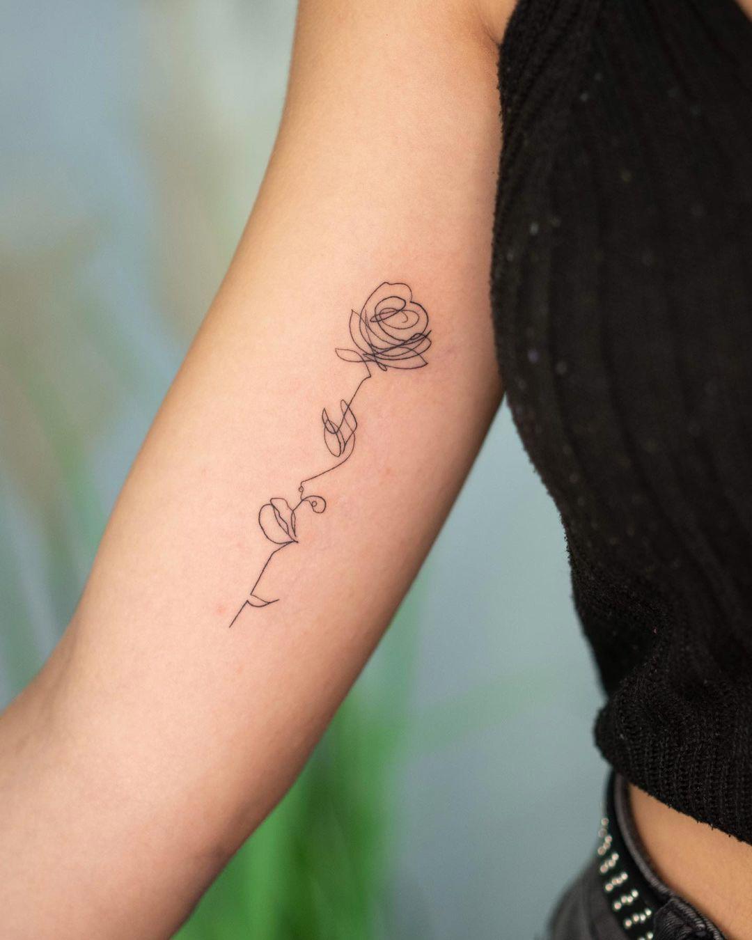 Tatuaje de flor y mujer