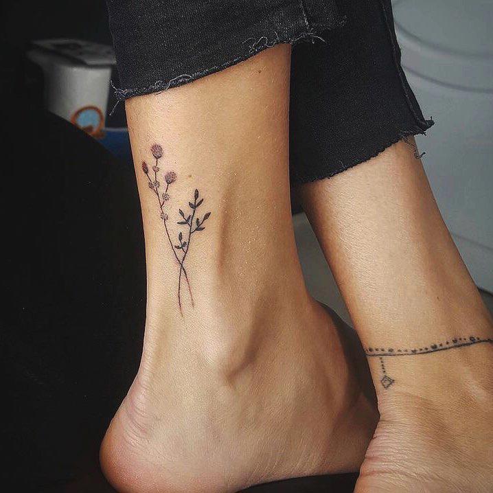 Tatuaje en el tobillo de flores con color