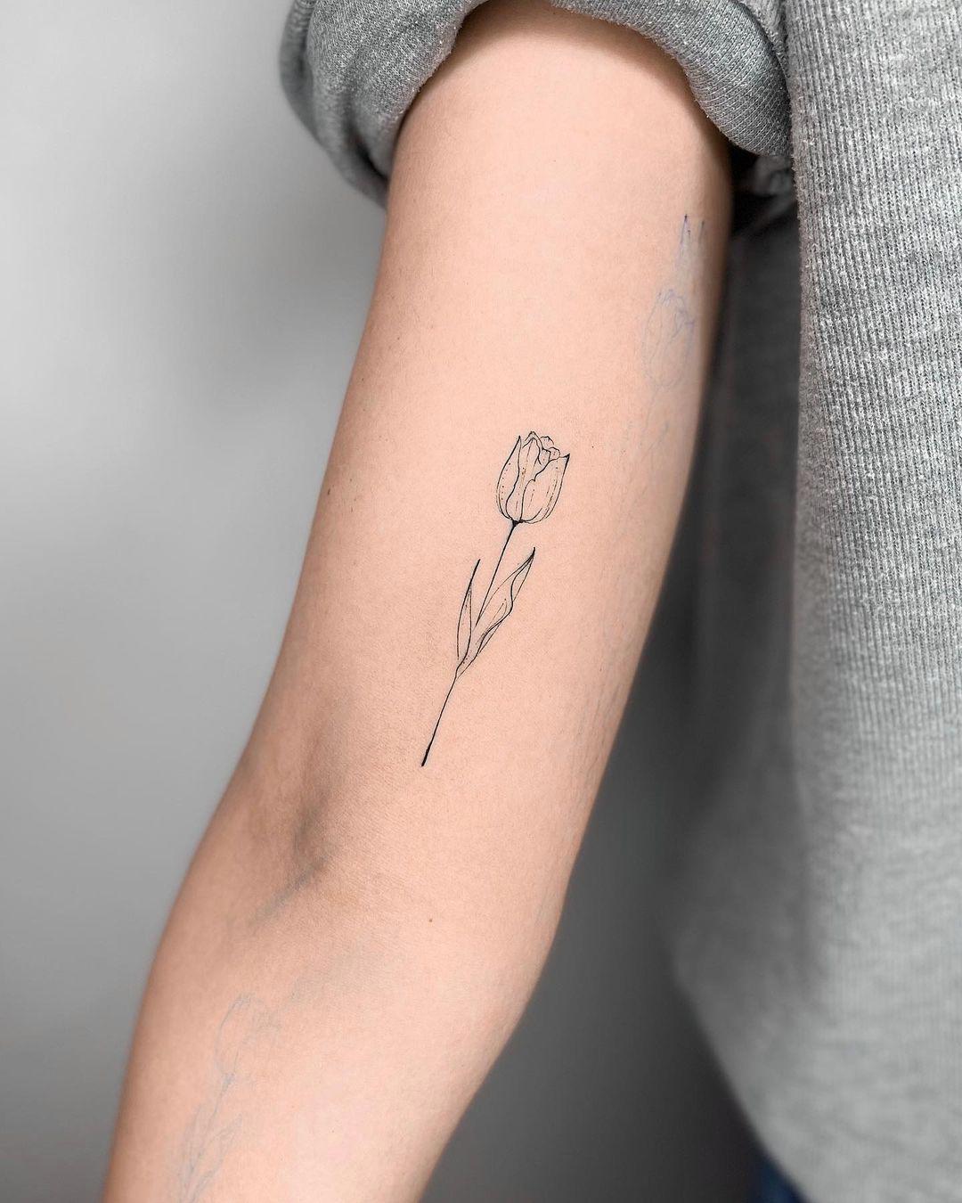 Tatuaje minimal de un tulipán