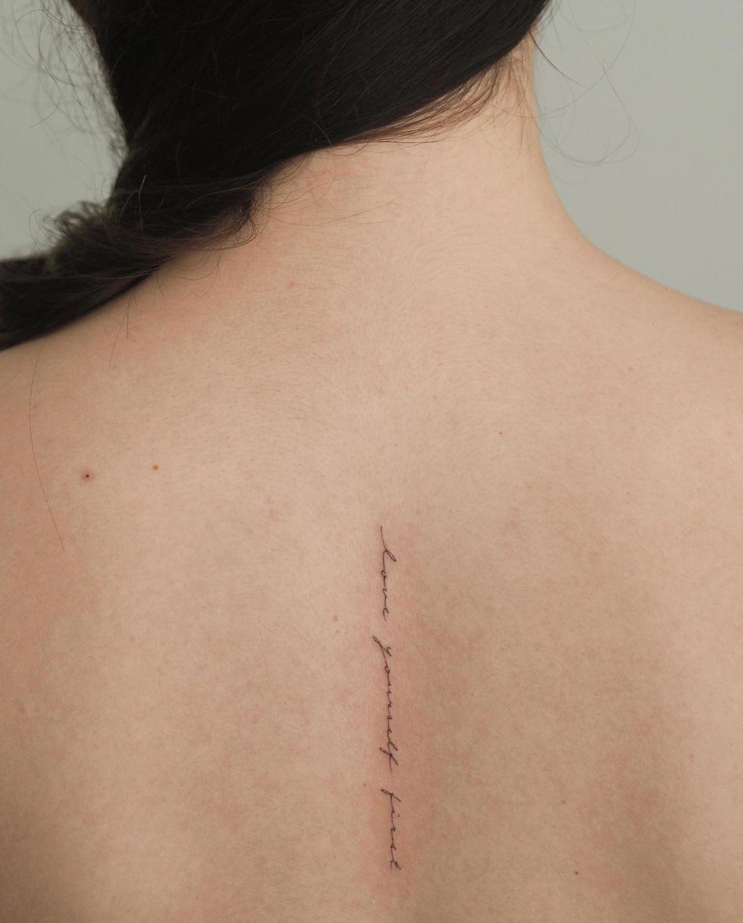 Tatuaje de frase mujer
