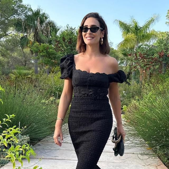 El vestido negro de Vicky Martín Berrocal ideal para las noches de verano: elegante, con manguita y hace tipazo