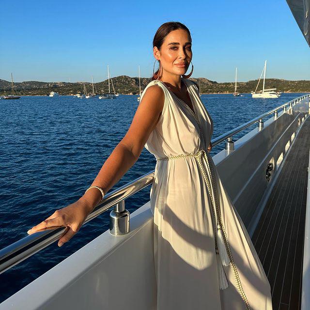 El vestido que más favorece a las mujeres 50+ lo tiene Vicky Martín Berrocal: blanco, de escote en V y marcando cintura
