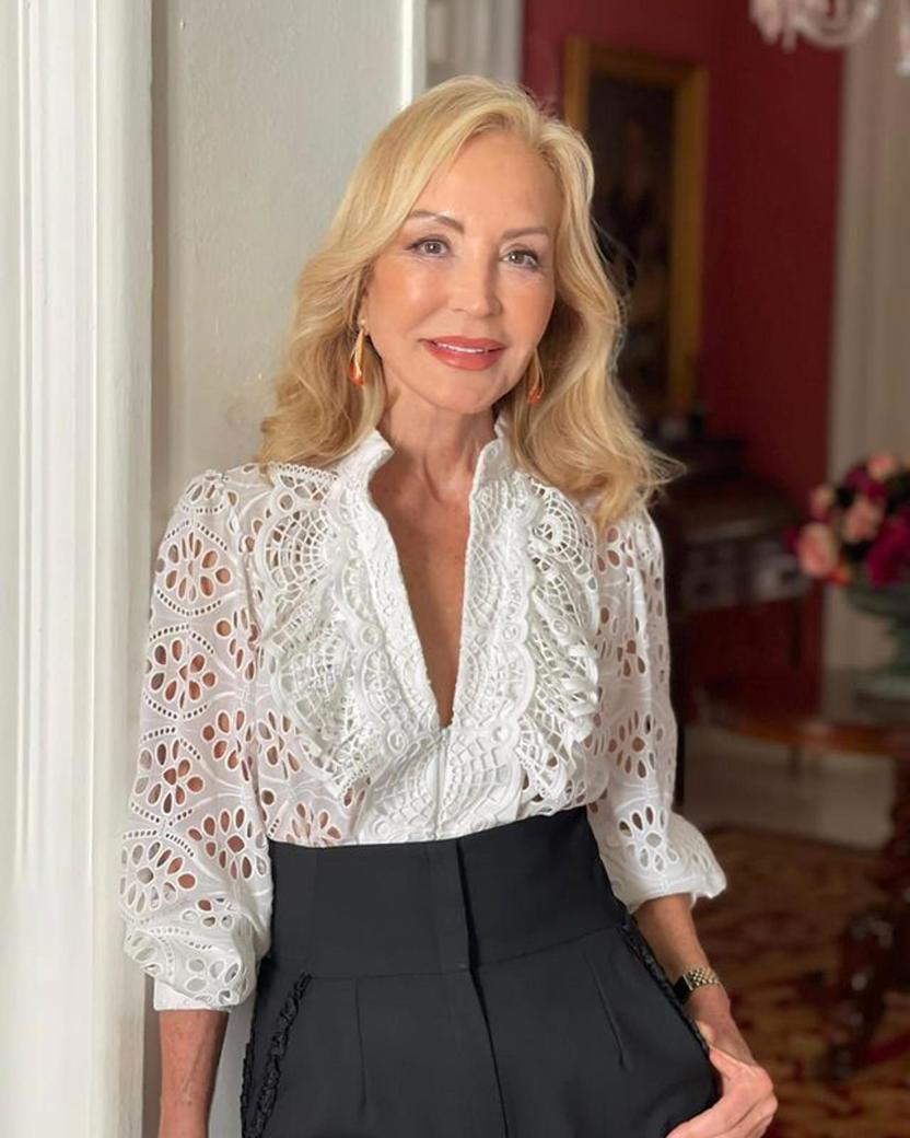 Carmen Lomana arrasa con la camisa blanca de bordado inglés más