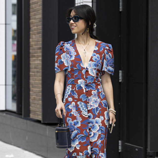 Hay un vestido de Zara que tapa hombros con el que las editoras de moda arrasarán en septiembre: fresco y barato