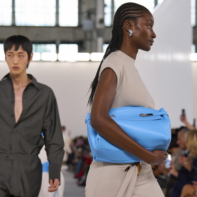 Semana de la Moda de Milán: los looks del quinto día, de los maxi bolsos de Ferragamo a los conjuntos lenceros de Dolce & Gabbana