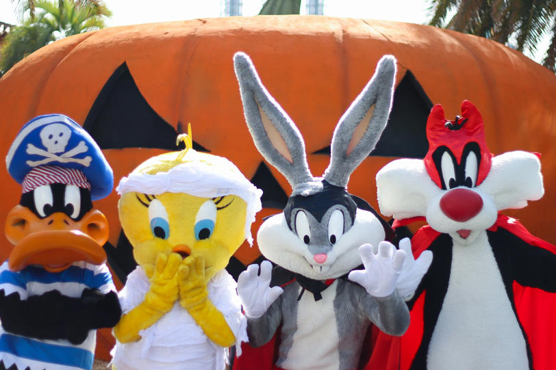 El pato Lucas, Piolín, Bugs Bunny y Silvestre en el Parque Warner