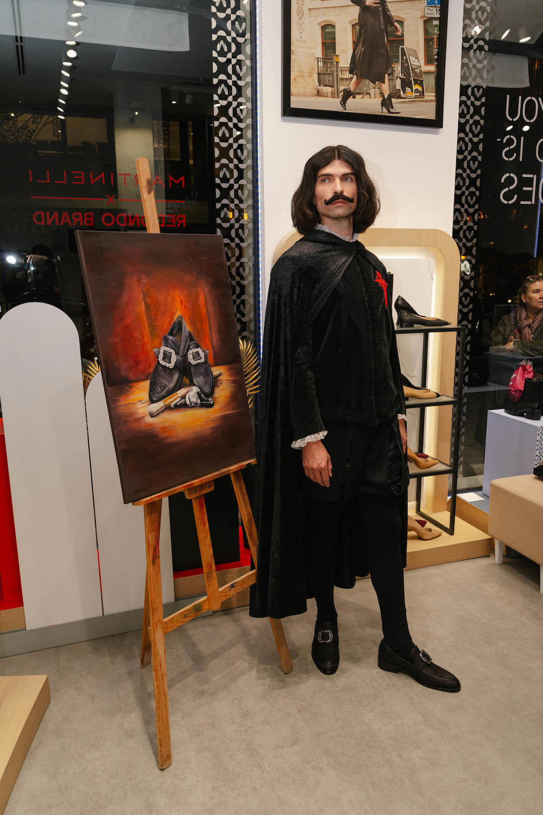Un actor interpretando a Velázquez en la tienda Martinelli