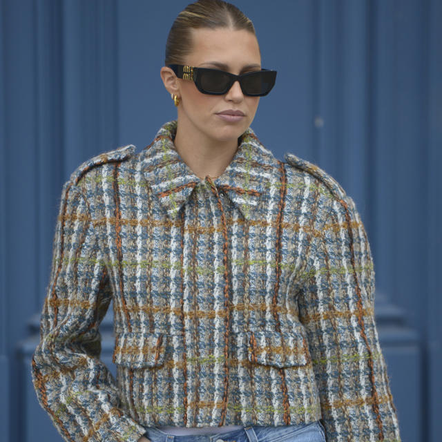 La chaquetita de estilo parisino de Mango Outlet que agotarán las mujeres de 50 más elegantes: se lleva con pitillos o falda plisada