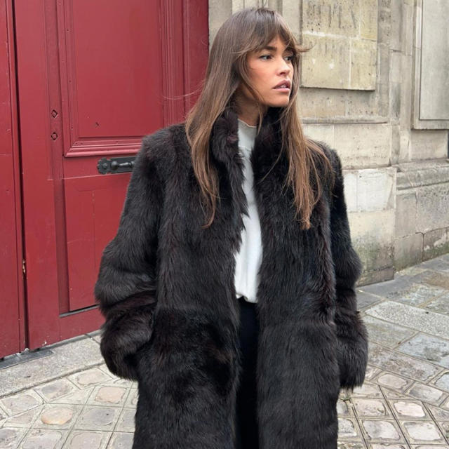 El abrigo estilo lujo silencioso que Zara agota cada semana: de efecto pelo y ultra elegante