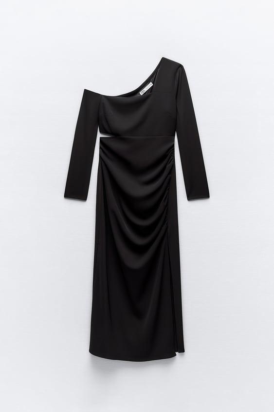 vestido negro zara: con escote asimétrico 