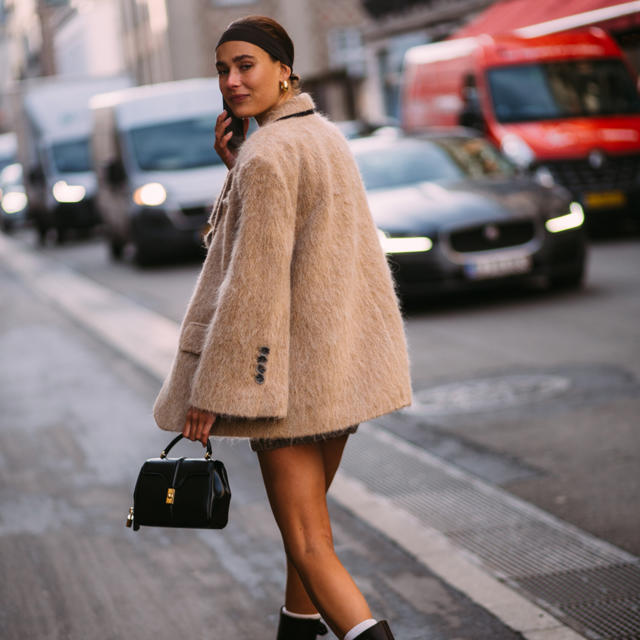 El abrigo corto que se agotará en Zara respira lujo silencioso es de lana Manteco y no pasa de moda