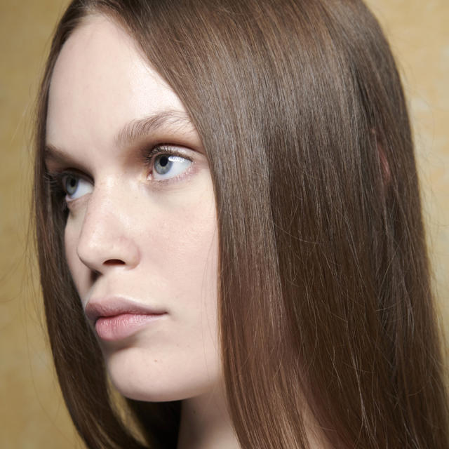 El secreto de peluquero para planchar el pelo fácil y rápido sin estropearlo: adiós encrespamiento