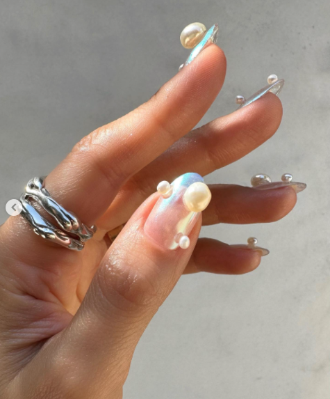 Diseños uñas coquette: con perlas